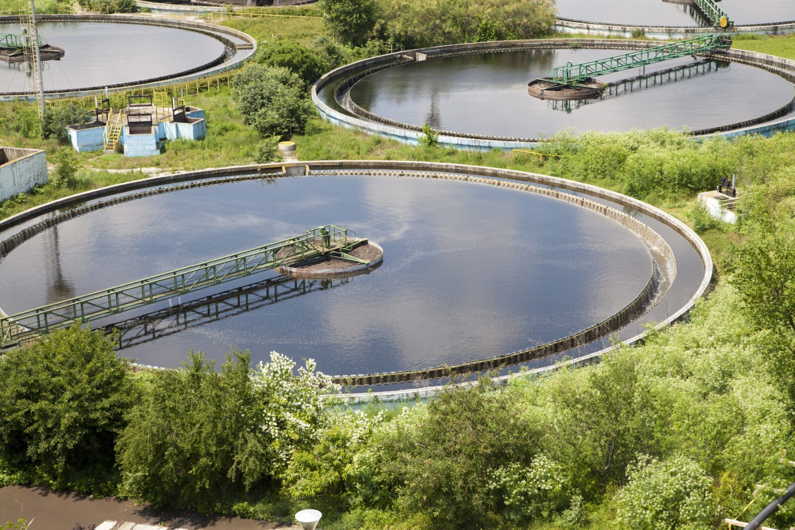 Cleaning construction for a sewage treatment
