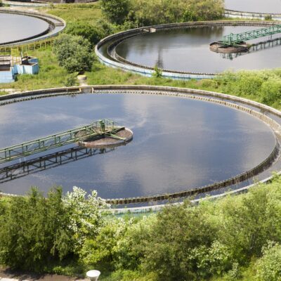 Cleaning construction for a sewage treatment